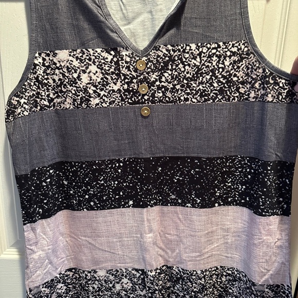 Chic Sleeveless Tank Top with Button Detail - Picture 3 of 4